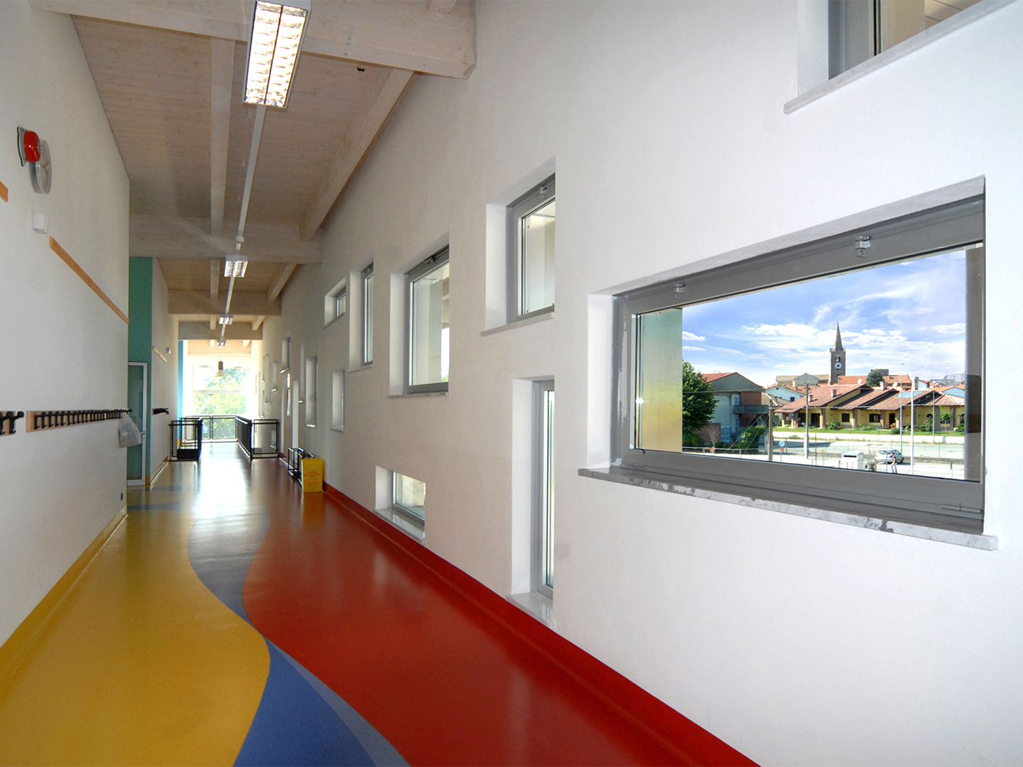 archiloco-scuola-bioedilizia-legno-sostenibile-corridoio-pavimento-personalizzato