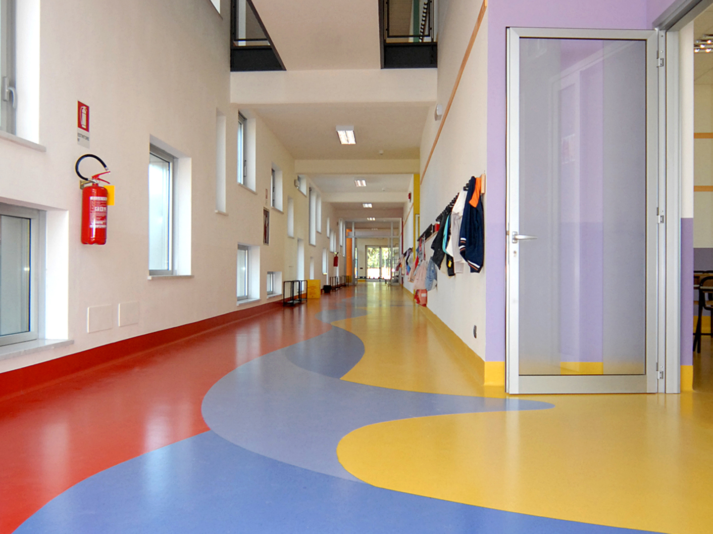 archiloco-scuola-bioedilizia-legno-sostenibile-corridoio-pavimento-personalizzato-colorato