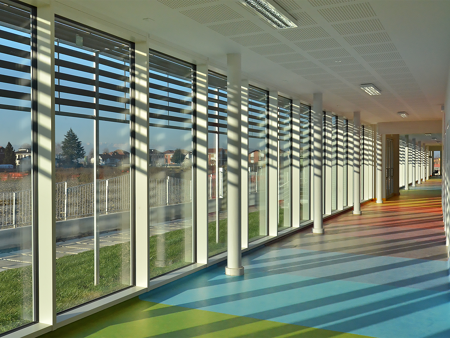 archiloco-scuola-bioedilizia-legno-sostenibile-corridoio-pavimento-personalizzato-curtainwall