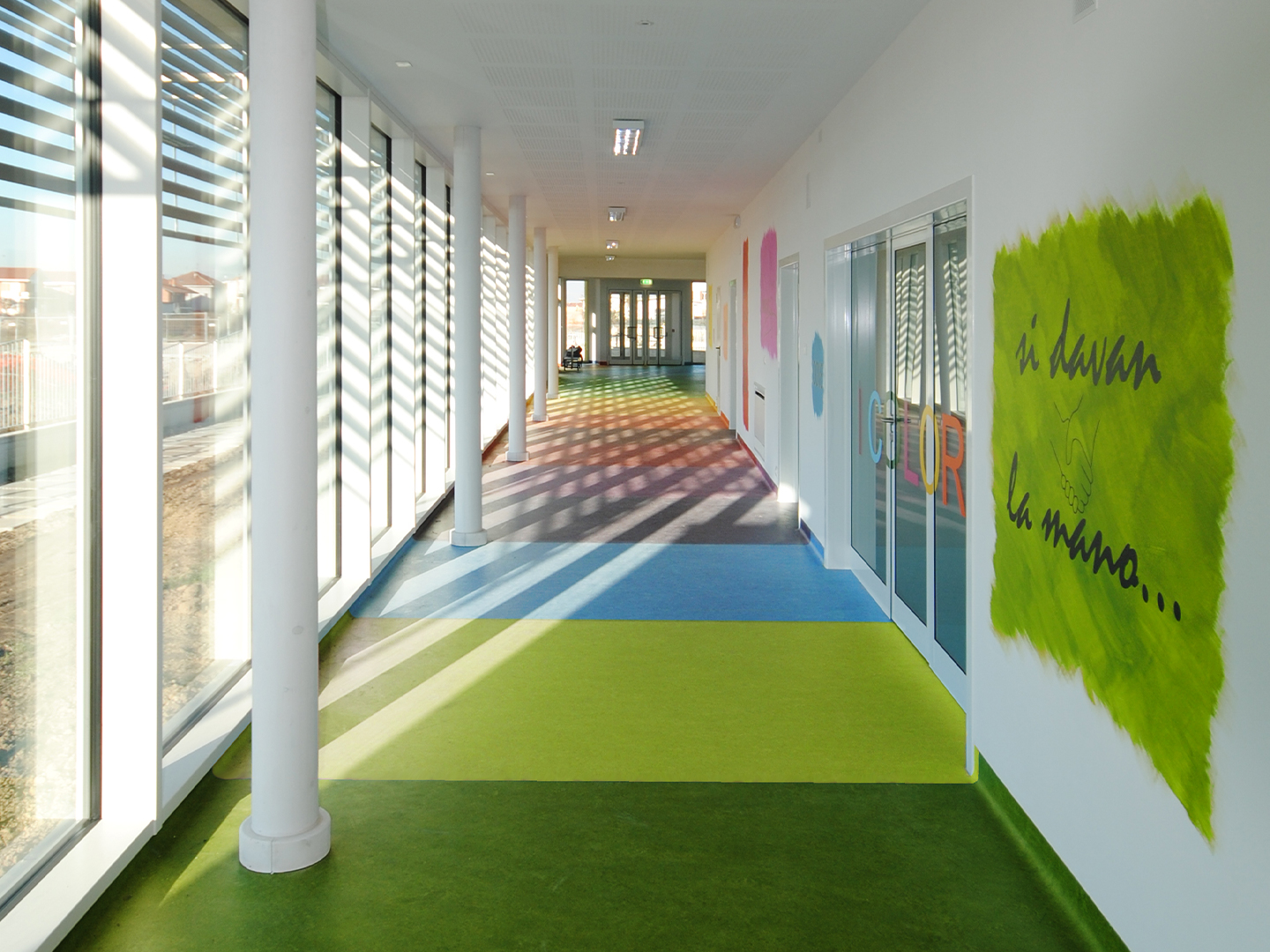 archiloco-scuola-bioedilizia-legno-sostenibile-corridoio-pavimento-personalizzato-verde