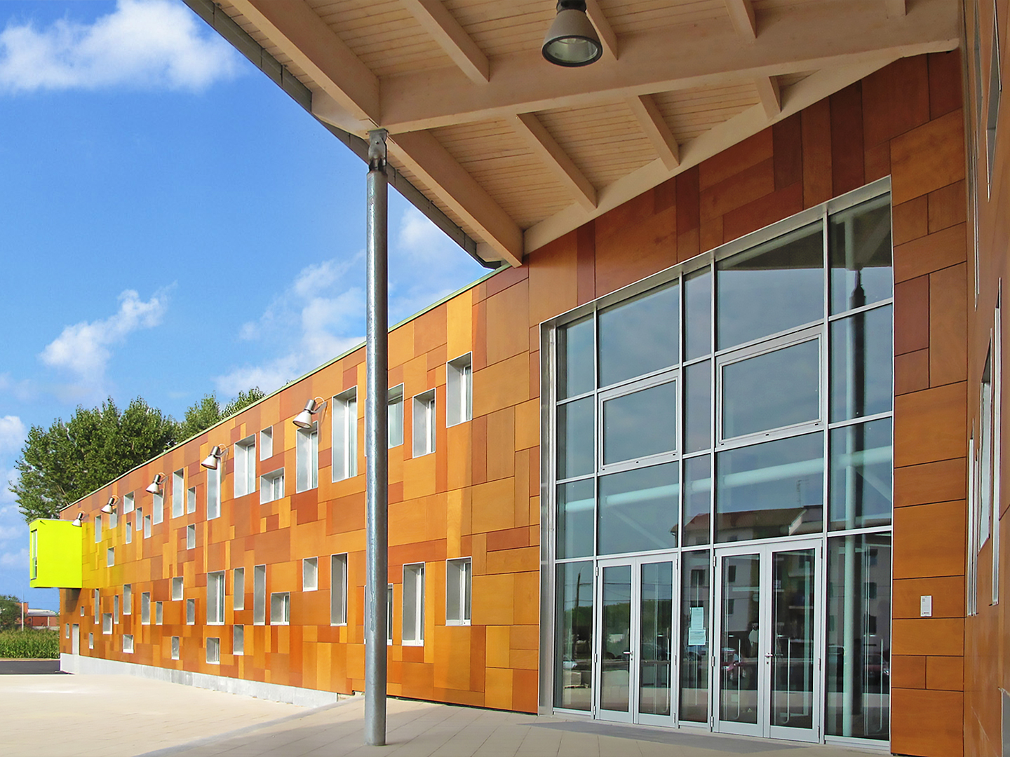 archiloco-scuola-bioedilizia-legno-sostenibile-facciata-ingresso