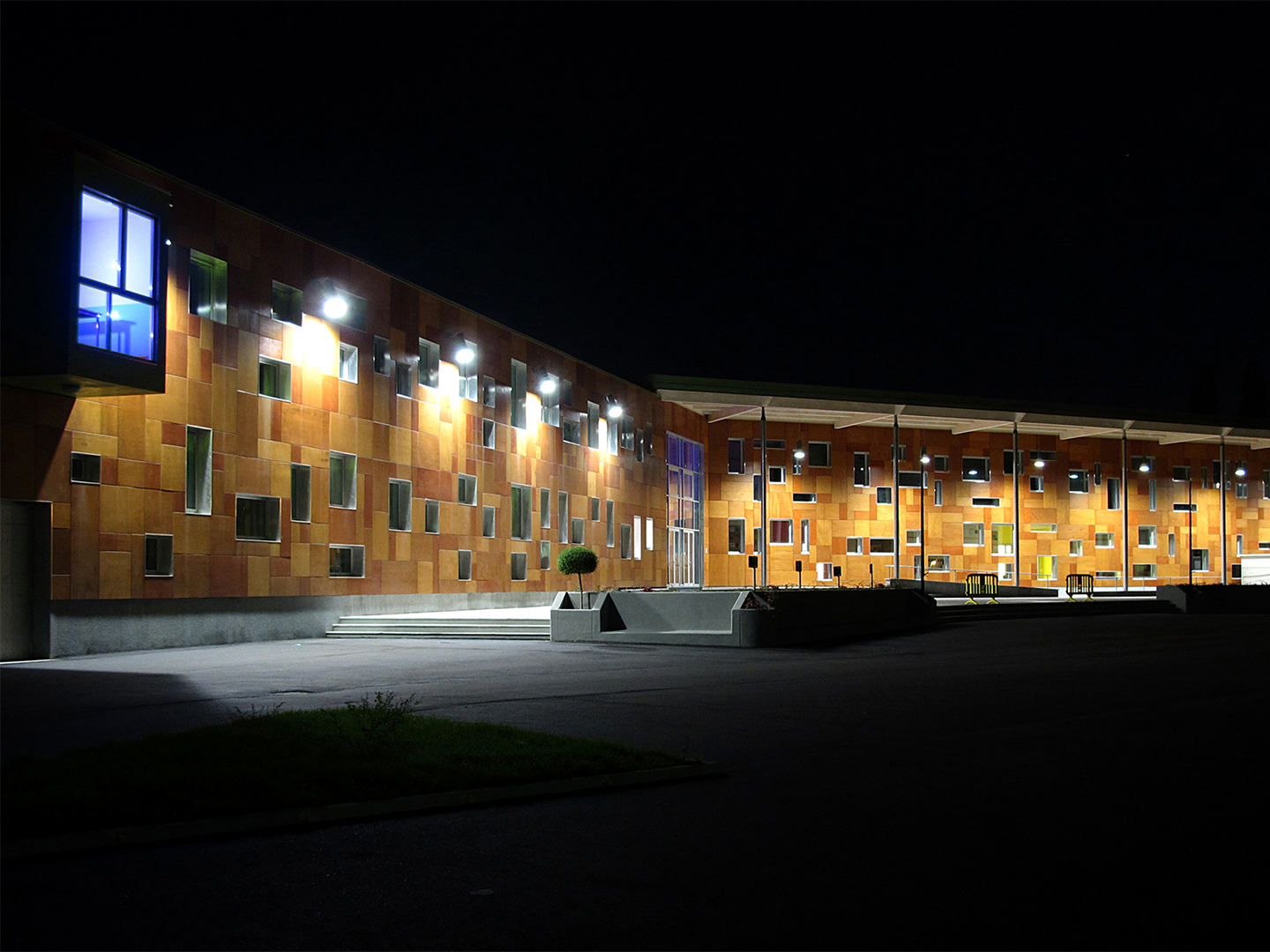 archiloco-scuola-bioedilizia-legno-sostenibile-piazza-notte