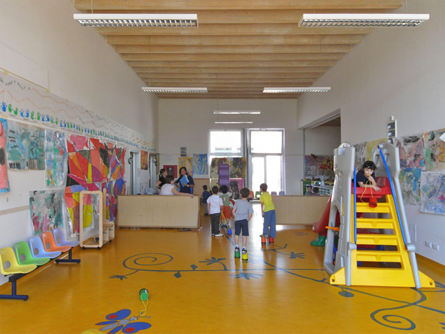 archiloco-scuola-sostenibile-pavimento-colorato